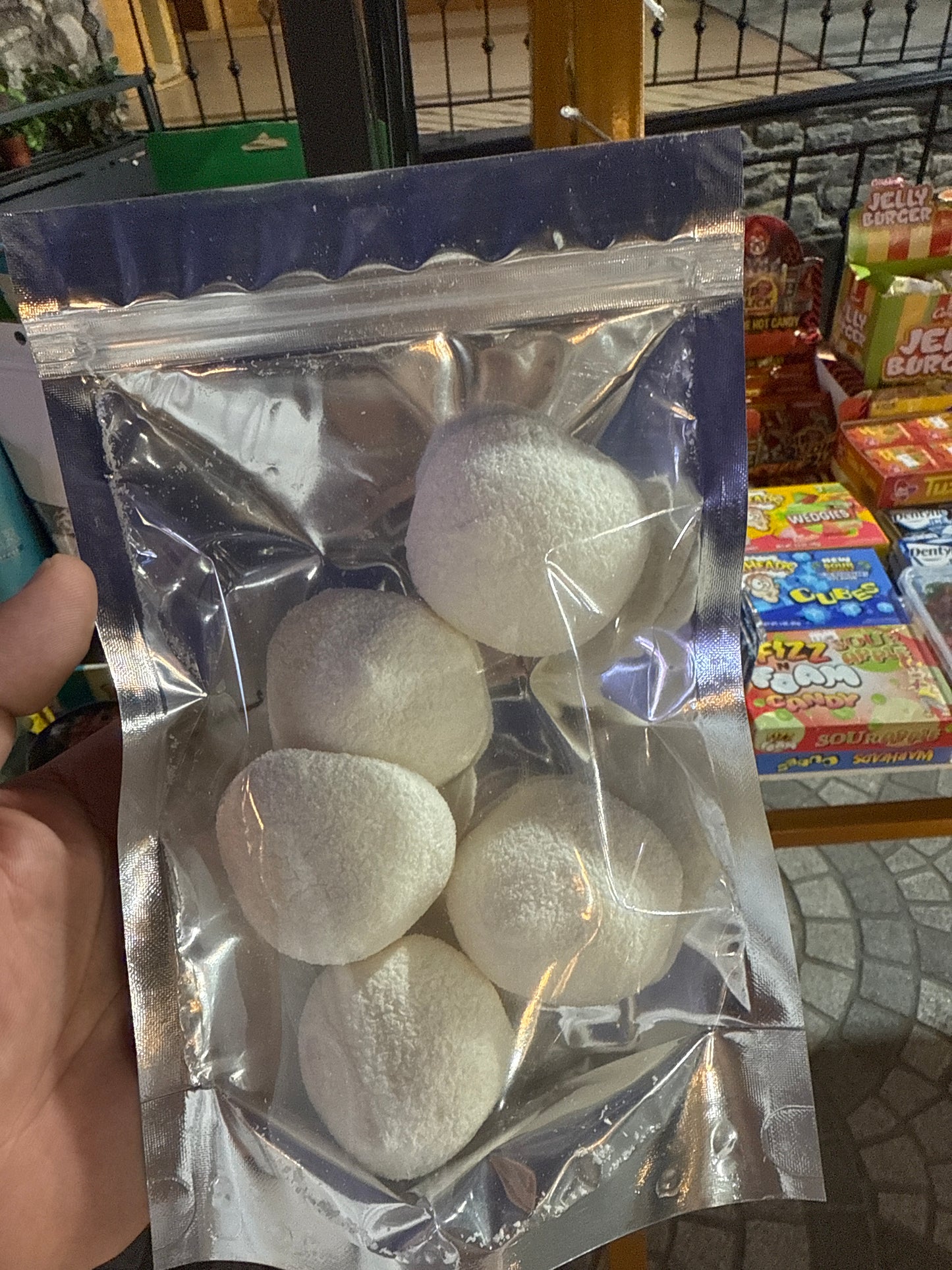 مارشميلو أبيض مقرمش مجفف بالتجميد.