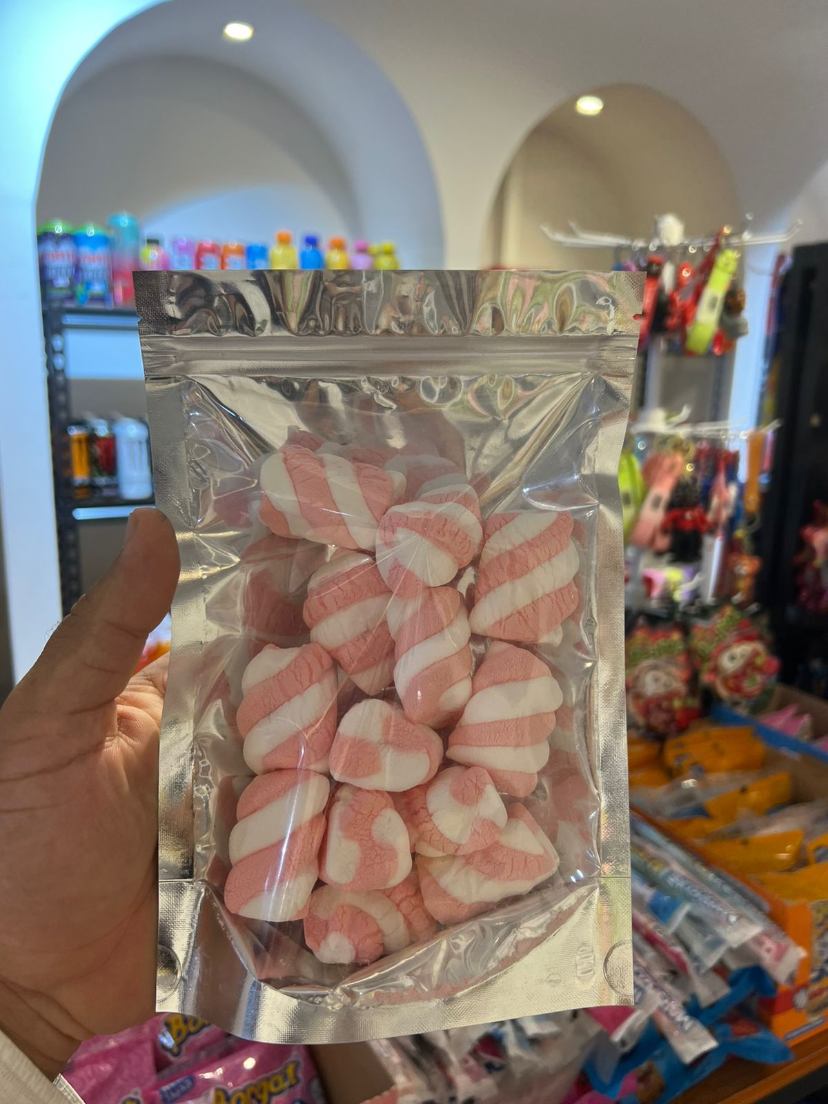 مارشميلو مقرمش مجفف بالتجميد باللونين الأبيض والوردي - ais