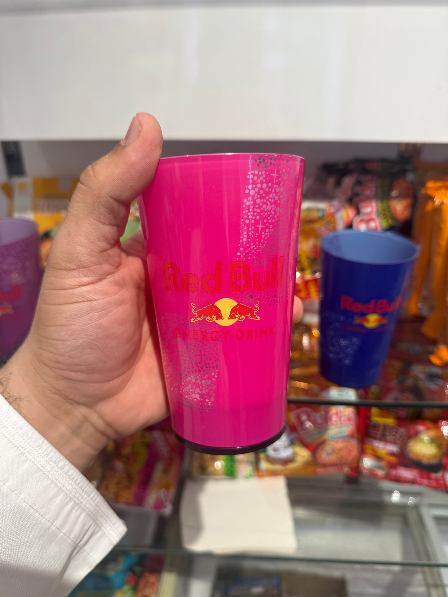 كوب ريد بول باللون الوردي الداكن