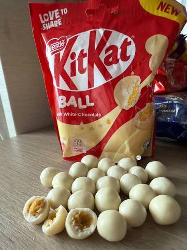 Kitkat ball white chocolate