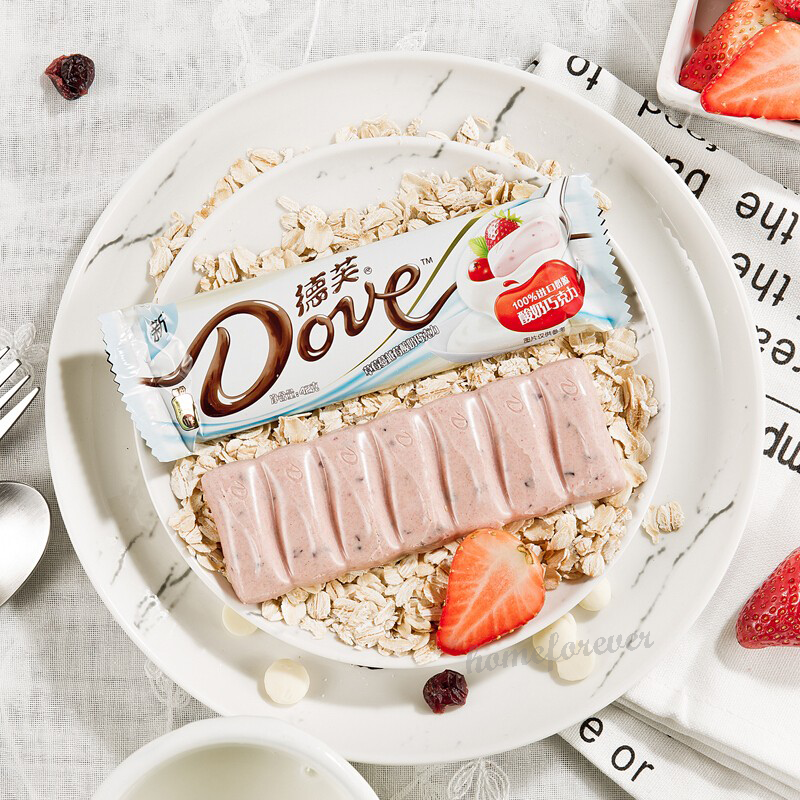 Dove strawberry cranberry chocolate شوكولاتة دوف بالفراولة والتوت البري